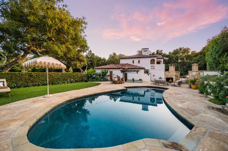 casa grande en puebla con alberca y jardín al atardecer