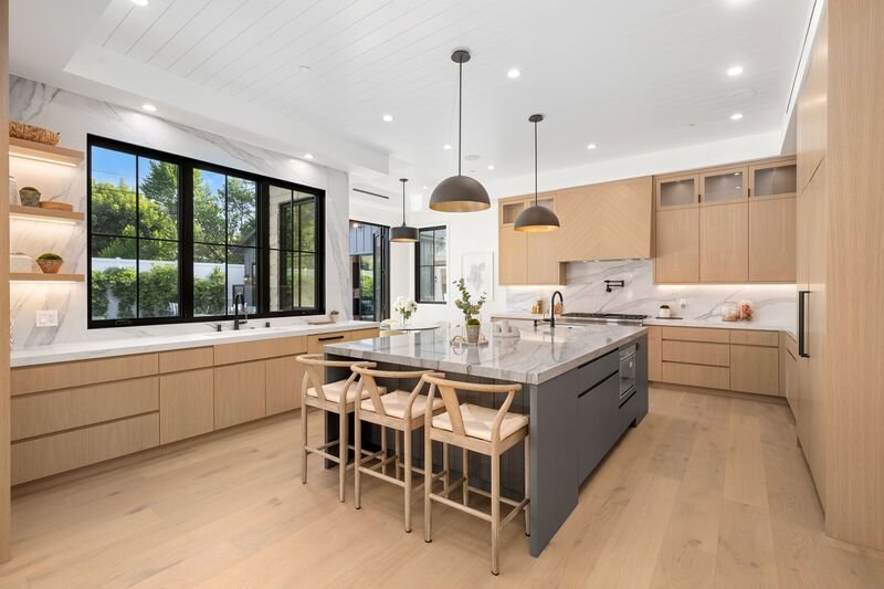 cocina elegante con ventanas grandes